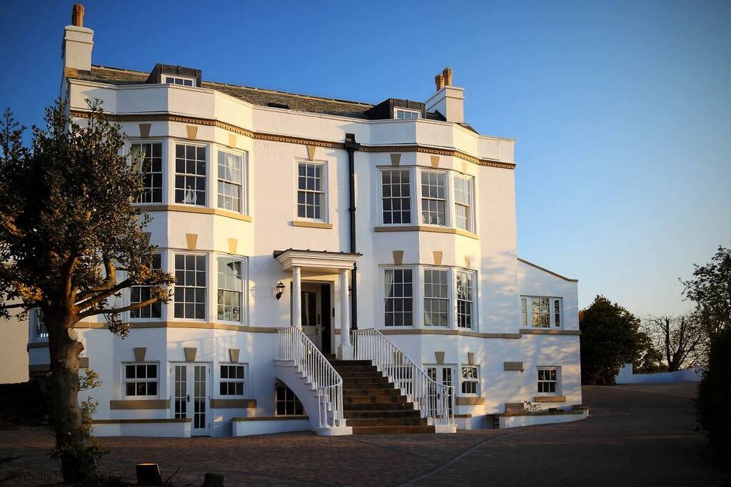 Exceptional Two-Bed in Whitby with Parking & Views thumbnail